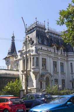 BUCHAREST, ROMANIA - 17 Ağustos 2021: Romanya 'nın Bükreş kentinin merkezinde tipik cadde ve bina