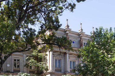 BUCHAREST, ROMANIA - 17 Ağustos 2021: Romanya 'nın Bükreş kentinin merkezinde tipik cadde ve bina