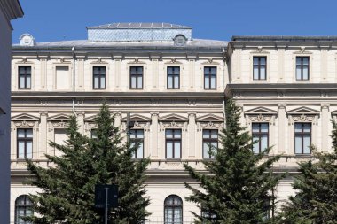 BUCHAREST, ROMANIA - 17 Ağustos 2021: Romanya 'nın Bükreş kentinin merkezinde tipik cadde ve bina