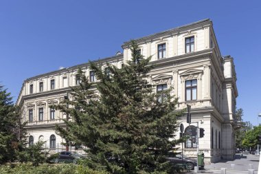 BUCHAREST, ROMANIA - 17 Ağustos 2021: Romanya 'nın Bükreş kentinin merkezinde tipik cadde ve bina