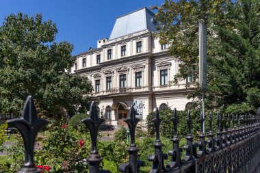 BUCHAREST, ROMANIA - 17 Ağustos 2021: Romanya 'nın Bükreş kentinin merkezinde tipik cadde ve bina