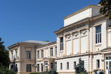 BUCHAREST, ROMANIA - 17 Ağustos 2021: Romanya 'nın Bükreş kentinin merkezinde tipik cadde ve bina