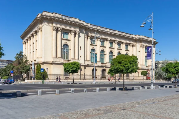 BÜKREŞ, ROMANIA - 17 Ağustos 2021: Romanya 'nın Bükreş kentinde Devrim Meydanı Panoraması