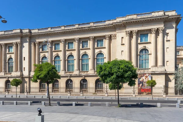 BÜKREŞ, ROMANIA - 17 Ağustos 2021: Romanya 'nın Bükreş kentinde Devrim Meydanı Panoraması