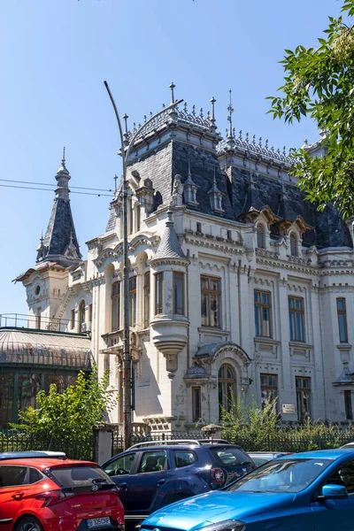 BUCHAREST, ROMANIA - 17 Ağustos 2021: Romanya 'nın Bükreş kentinin merkezinde tipik cadde ve bina