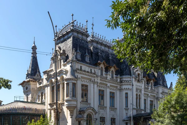 BUCHAREST, ROMANIA - 17 Ağustos 2021: Romanya 'nın Bükreş kentinin merkezinde tipik cadde ve bina