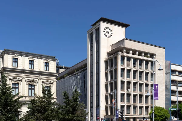 BUCHAREST, ROMANIA - 17 Ağustos 2021: Romanya 'nın Bükreş kentinin merkezinde tipik cadde ve bina