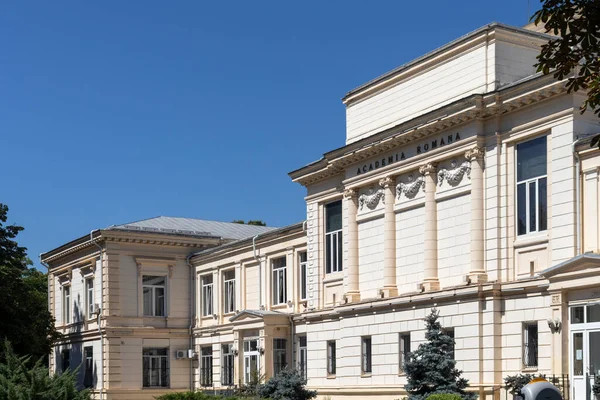 BUCHAREST, ROMANIA - 17 Ağustos 2021: Romanya 'nın Bükreş kentinin merkezinde tipik cadde ve bina