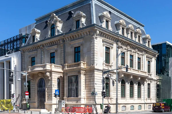 BUCHAREST, ROMANIA - 17 Ağustos 2021: Romanya 'nın Bükreş kentinin merkezinde tipik cadde ve bina
