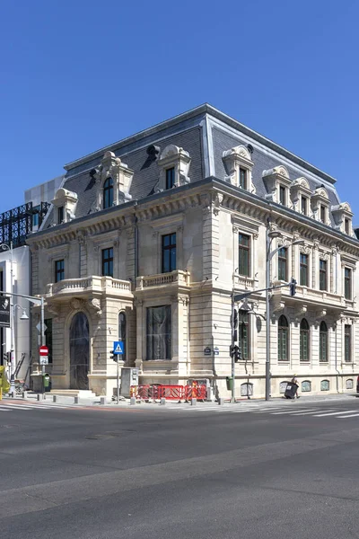 BUCHAREST, ROMANIA - 17 Ağustos 2021: Romanya 'nın Bükreş kentinin merkezinde tipik cadde ve bina