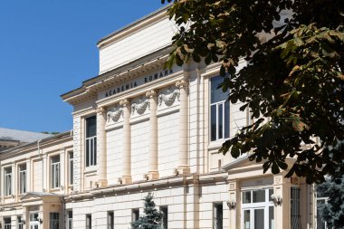 BUCHAREST, ROMANIA - 17 Ağustos 2021: Romanya 'nın Bükreş kentinin merkezinde tipik cadde ve bina