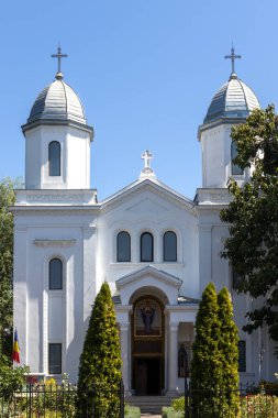 BUCHAREST, ROMANIA - 17 Ağustos 2021: Romanya 'nın Bükreş kentinin merkezinde tipik cadde ve bina