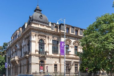BUCHAREST, ROMANIA - 17 Ağustos 2021: Romanya 'nın Bükreş kentinin merkezinde tipik cadde ve bina
