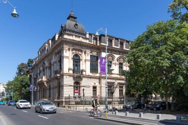 BUCHAREST, ROMANIA - 17 Ağustos 2021: Romanya 'nın Bükreş kentinin merkezinde tipik cadde ve bina