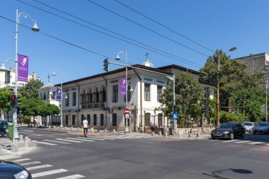 BUCHAREST, ROMANIA - 17 Ağustos 2021: Romanya 'nın Bükreş kentinin merkezinde tipik cadde ve bina