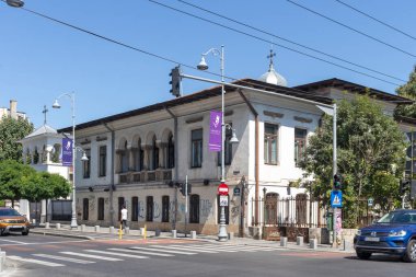 BUCHAREST, ROMANIA - 17 Ağustos 2021: Romanya 'nın Bükreş kentinin merkezinde tipik cadde ve bina