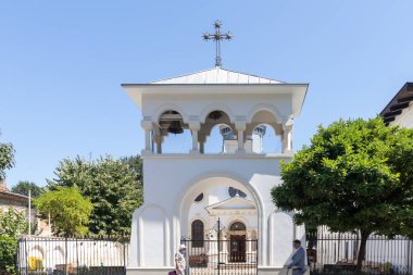 BUCHAREST, ROMANIA - 17 Ağustos 2021: Romanya 'nın Bükreş kentinin merkezinde tipik cadde ve bina