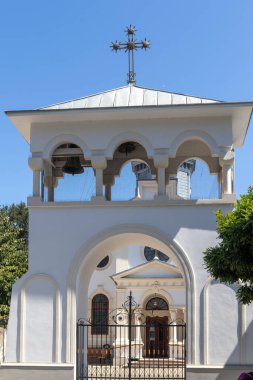 BUCHAREST, ROMANIA - 17 Ağustos 2021: Romanya 'nın Bükreş kentinin merkezinde tipik cadde ve bina