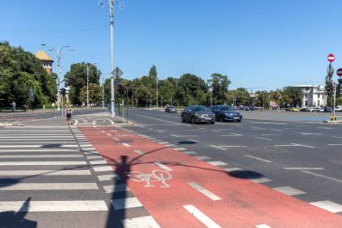 BUCHAREST, ROMANIA - 17 Ağustos 2021: Romanya 'nın Bükreş kentinin merkezinde tipik cadde ve bina