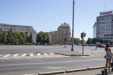 BUCHAREST, ROMANIA - 17 Ağustos 2021: Romanya 'nın Bükreş kentinin merkezinde tipik cadde ve bina