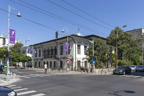 BUCHAREST, ROMANIA - 17 Ağustos 2021: Romanya 'nın Bükreş kentinin merkezinde tipik cadde ve bina