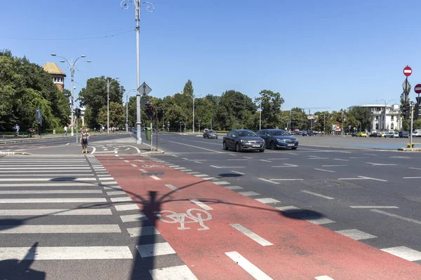 BUCHAREST, ROMANIA - 17 Ağustos 2021: Romanya 'nın Bükreş kentinin merkezinde tipik cadde ve bina