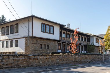 LOVECH, BULGARIA - 8 Kasım 2020: Bulgaristan 'ın Lovech kentinin şaşırtıcı sonbahar manzarası