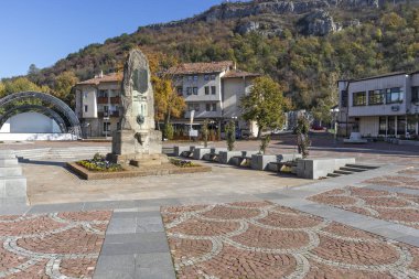 LOVECH, BULGARIA - 8 Kasım 2020: Bulgaristan 'ın Lovech kentinin şaşırtıcı sonbahar manzarası