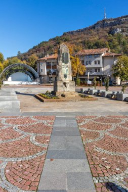 LOVECH, BULGARIA - 8 Kasım 2020: Bulgaristan 'ın Lovech kentinin şaşırtıcı sonbahar manzarası