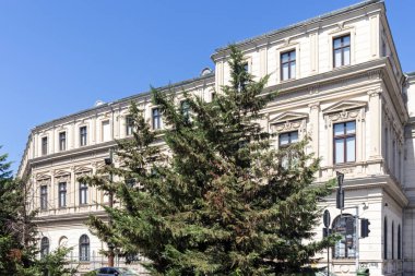 BUCHAREST, ROMANIA - 17 Ağustos 2021: Romanya 'nın Bükreş kentinin merkezinde tipik cadde ve bina