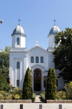 BUCHAREST, ROMANIA - 17 Ağustos 2021: Romanya 'nın Bükreş kentinin merkezinde tipik cadde ve bina