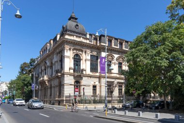 BUCHAREST, ROMANIA - 17 Ağustos 2021: Romanya 'nın Bükreş kentinin merkezinde tipik cadde ve bina