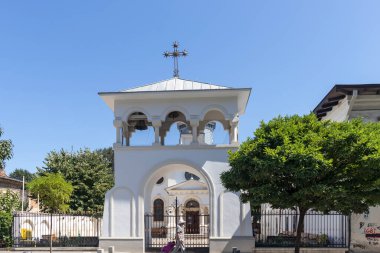 BUCHAREST, ROMANIA - 17 Ağustos 2021: Romanya 'nın Bükreş kentinin merkezinde tipik cadde ve bina