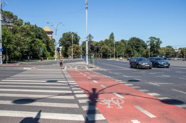 BUCHAREST, ROMANIA - 17 Ağustos 2021: Romanya 'nın Bükreş kentinin merkezinde tipik cadde ve bina