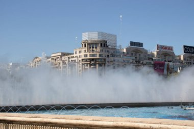BUCHAREST, ROMANIA - 17 Ağustos 2021: Romanya 'nın Bükreş kentinin merkezindeki Unirii Meydanı' nda Çeşme