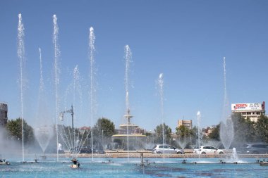 BUCHAREST, ROMANIA - 17 Ağustos 2021: Romanya 'nın Bükreş kentinin merkezindeki Unirii Meydanı' nda Çeşme