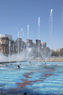 BUCHAREST, ROMANIA - 17 Ağustos 2021: Romanya 'nın Bükreş kentinin merkezindeki Unirii Meydanı' nda Çeşme