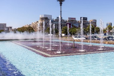 BUCHAREST, ROMANIA - 17 Ağustos 2021: Romanya 'nın Bükreş kentinin merkezindeki Unirii Meydanı' nda Çeşme