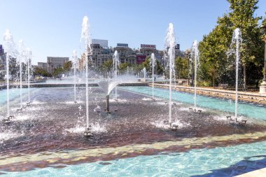 BUCHAREST, ROMANIA - 17 Ağustos 2021: Romanya 'nın Bükreş kentinin merkezindeki Unirii Meydanı' nda Çeşme