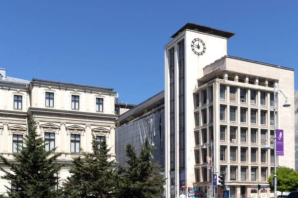 BUCHAREST, ROMANIA - 17 Ağustos 2021: Romanya 'nın Bükreş kentinin merkezinde tipik cadde ve bina