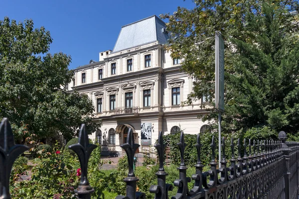 BUCHAREST, ROMANIA - 17 Ağustos 2021: Romanya 'nın Bükreş kentinin merkezinde tipik cadde ve bina