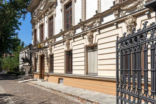 BUCHAREST, ROMANIA - 17 Ağustos 2021: Romanya 'nın Bükreş kentinin merkezinde tipik cadde ve bina