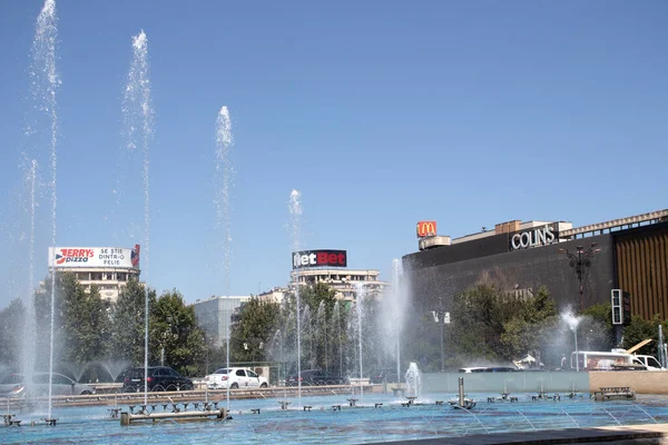 布鲁塞尔 罗马尼亚 2021年8月17日 位于罗马尼亚布加勒斯特市中心的Unirii广场的喷泉 — 图库照片