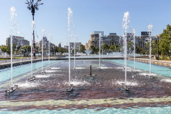 BUCHAREST, ROMANIA - 17 Ağustos 2021: Romanya 'nın Bükreş kentinin merkezindeki Unirii Meydanı' nda Çeşme