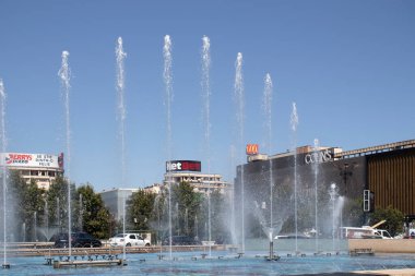 BUCHAREST, ROMANIA - 17 Ağustos 2021: Romanya 'nın Bükreş kentinin merkezindeki Unirii Meydanı' nda Çeşme