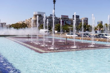 BUCHAREST, ROMANIA - 17 Ağustos 2021: Romanya 'nın Bükreş kentinin merkezindeki Unirii Meydanı' nda Çeşme