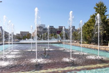 BUCHAREST, ROMANIA - 17 Ağustos 2021: Romanya 'nın Bükreş kentinin merkezindeki Unirii Meydanı' nda Çeşme
