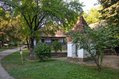 BUCHAREST, ROMANIA - 17 Ağustos 2021: Romanya 'nın Bükreş kentindeki Dimitrie Gusti Ulusal Köy Müzesi
