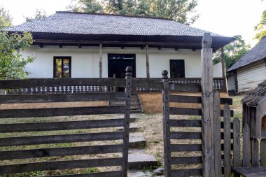BUCHAREST, ROMANIA - 17 Ağustos 2021: Romanya 'nın Bükreş kentindeki Dimitrie Gusti Ulusal Köy Müzesi