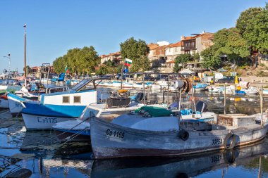 SOZOPOL, BULGARIA - 29 Ağustos 2020: Bulgaristan 'ın Burgaz Bölgesi Sozopol limanında İnanılmaz Günbatımı